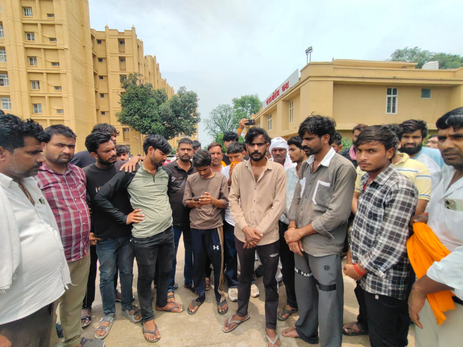 पोस्टमार्टम हाउस के बाहर खड़े मृतक के परिजन