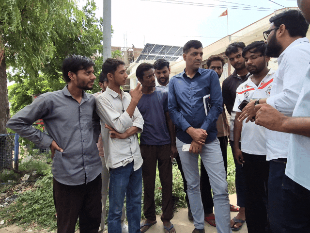 प्रदूषण नियंत्रण बोर्ड के कर्मचारी से हुई बहस।