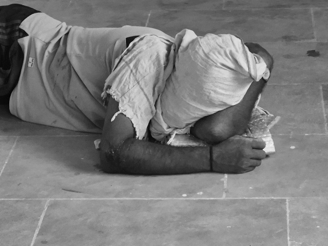 तस्वीर, परसनाराम की है। कुत्ते ने उसे काटा तो बदहवास होकर जमीन पर लेट गया।
