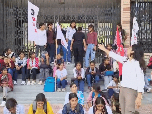 नेतराम मघराज टीबड़ेवाल (एनएमटी) गर्ल्स कॉलेज में गुरुवार को छात्राओं ने प्राचार्य के खिलाफ प्रदर्शन किया।