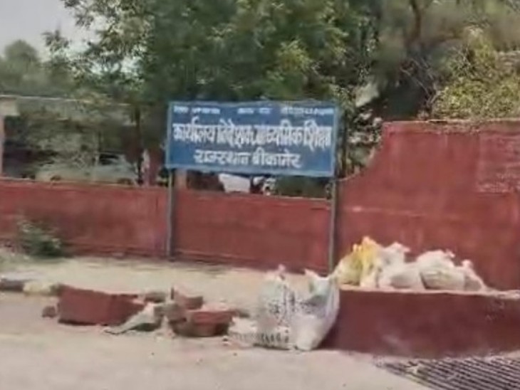 1.21 लाख पद खाली, सरकारी स्कूलों में नामांकन भी घटा