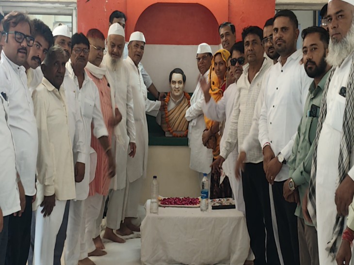 कांग्रेस कार्यालय में आज पूर्व प्रधानमंत्री राजीव गांधी जयंती मनाई गई। उन्हें यार किया गया।