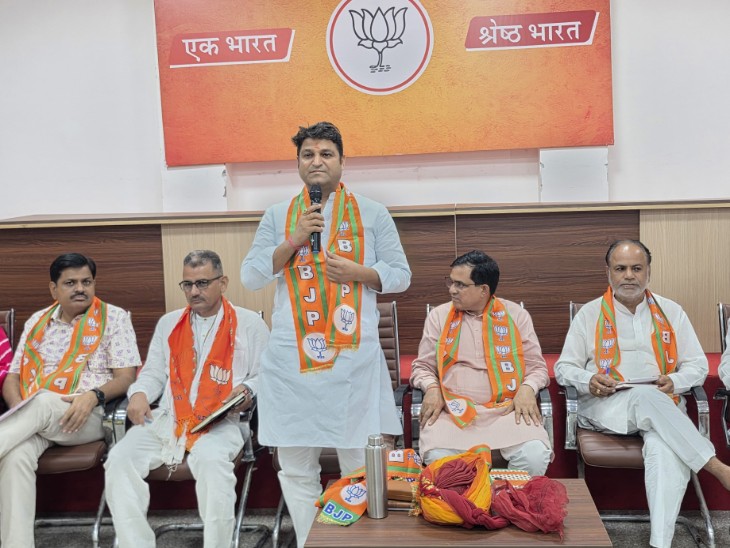बीजेपी कार्यालय पर हुई मीटिंग को संबोधित करते बीजेपी जिलाध्यक्ष चंद्रवीर सिंह चौहान।