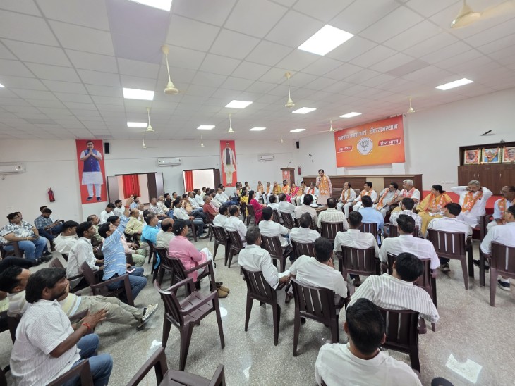 बीजेपी की चुनावी मीटिंग में मौजूद कार्यकर्ता और पदाधिकारी।