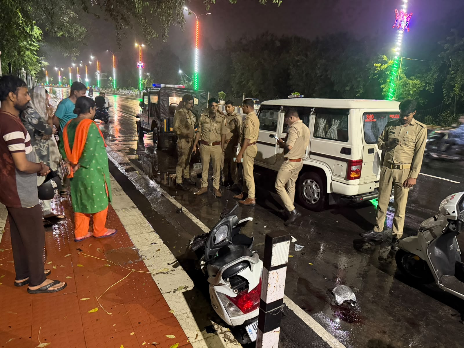 मौके पर पहुंचकर जांच करती पुलिस।