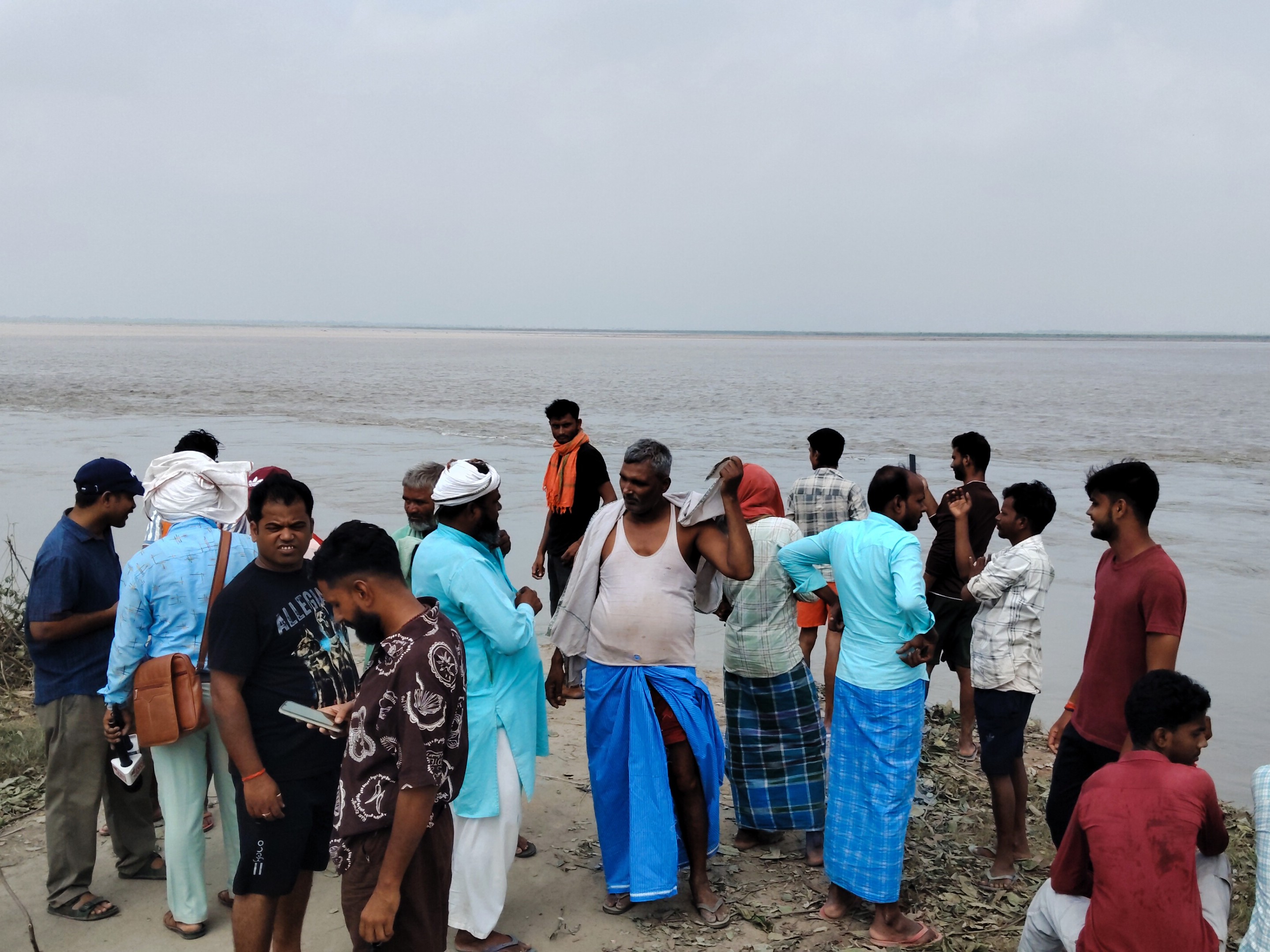 कटाव के कारण लोग टेंट में रहने को मजबूर हैं।