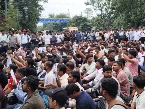 सीजीएल नियुक्ती रद्द झाल्याने नोकरीवरून काढलेले अधिकारी डीसीकडे आंदोलनासाठी जागा देण्याची मागणी करत आहेत.