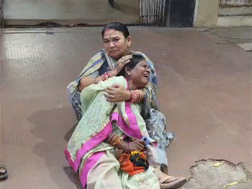 बेटी की मौत के बाद मां अस्पताल गेट के सामने रोती रही।