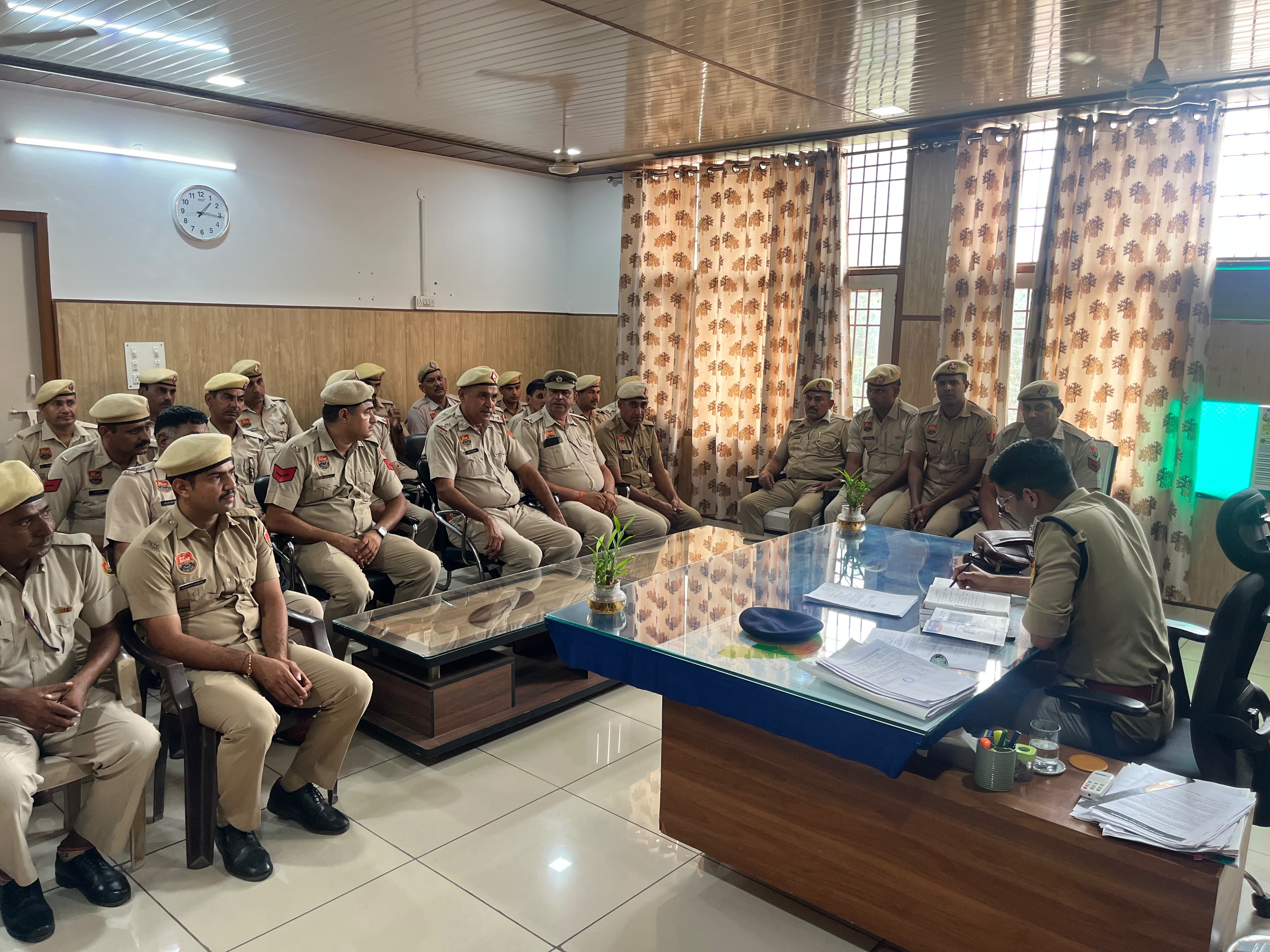 महेंद्रगढ़ में अतिरिक्त पुलिस अधीक्षक फैजल खान, पुलिस अधिकारियों की मीटिंग लेते हुए। - Dainik Bhaskar