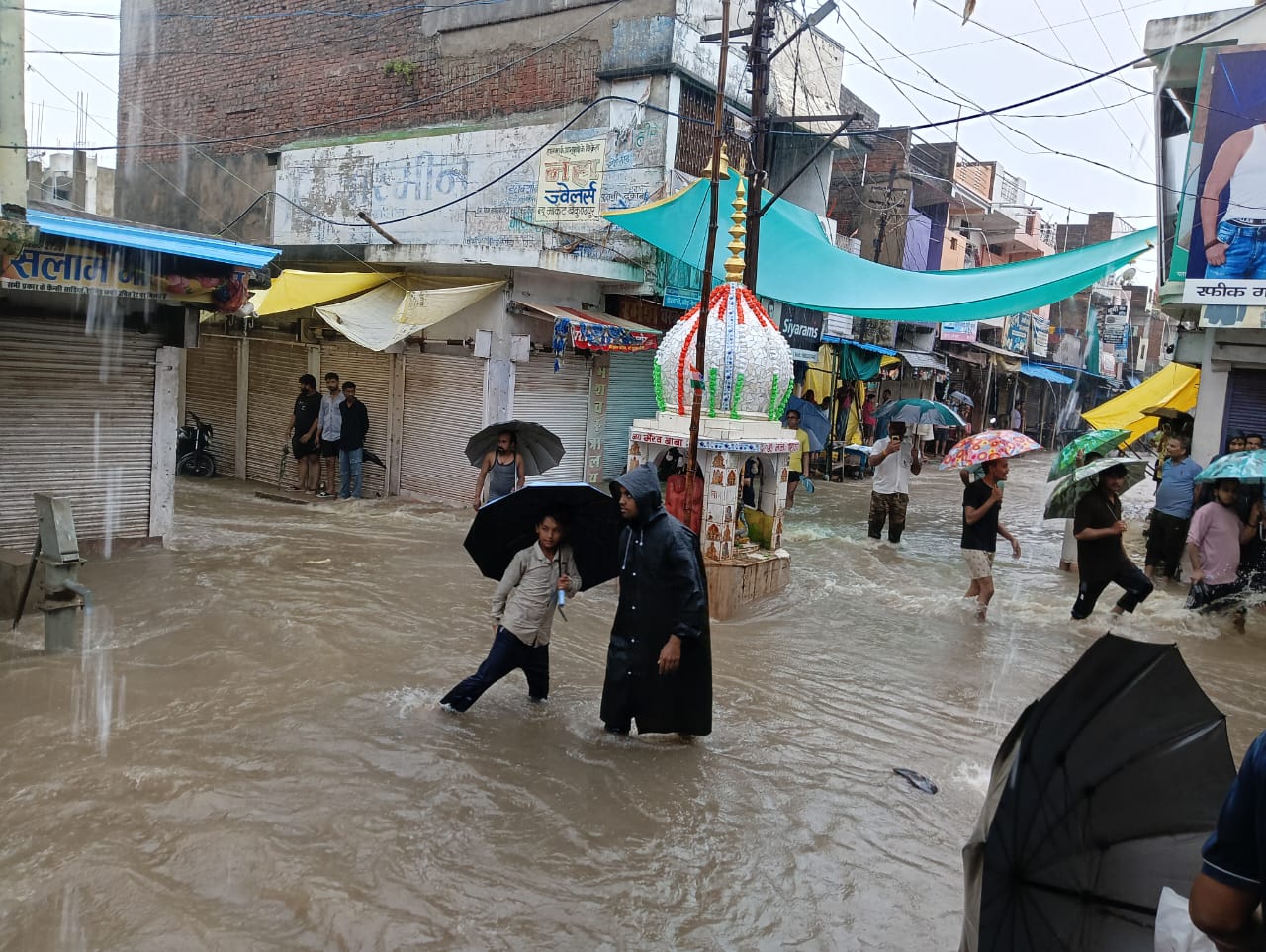 नालियां फेल होने से कई मोहल्लों में जलभराव