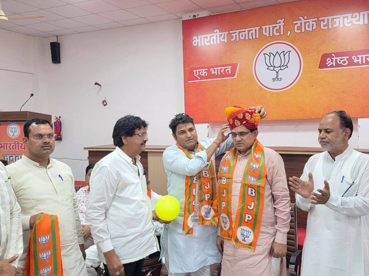 बैठक में जिलाध्यक्ष चंद्रवीर सिंह चौहान साफा पहनाकर भाजपा प्रदेश महामंत्री कैलाश मेघवाल का सम्मान और स्वागत करते हुए।