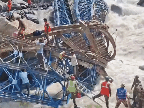 The bridge had collapsed in Kulagad, Pithoragarh, Uttarakhand, and now an alternative route is being built here.