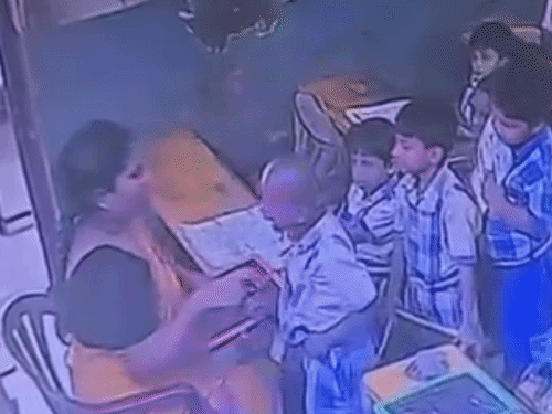 क्लासरूम में लगे CCTV में पिटाई के बाद बच्चा टीचर के ऊपर ही गिरता दिखा।