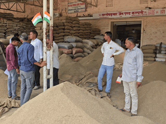 जिसों की बोली में भाग लेते व्यापारी।