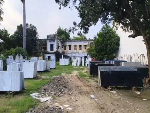 A notice has been pasted in this house of Rajpal Yadav in Shahjahanpur.