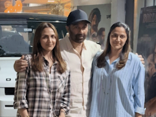'बॉर्डर 2' की स्पेशल स्क्रीनिंग में सनी को सपोर्ट करने पहुंची बहन ईशा और अहाना।