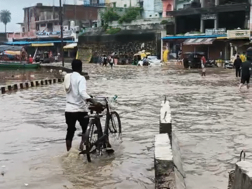 मुख्य बाजार की सड़कें भी जलमग्न हो गई हैं।