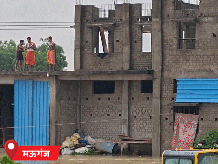 नईगढ़ी गांव में नदी का पानी घरों में घुस गया है।