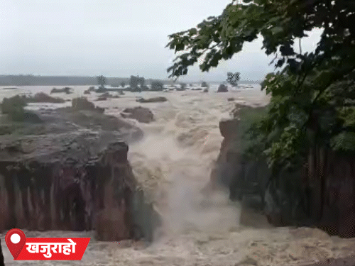 खजुराहो में रनेह जलप्रपात पूरी स्पीड से बह रहा है।