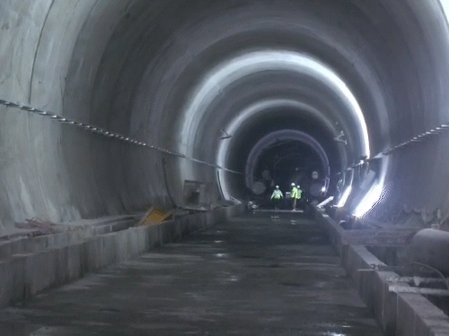 करीब 2.95 किलोमीटर लंबी सुरंग का निर्माण तेजी से आगे बढ़ रहा है।