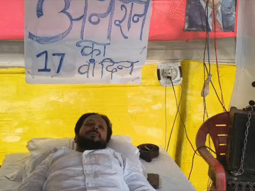 प्रो. कुमुद 17 दिन से अनशन पर हैं।