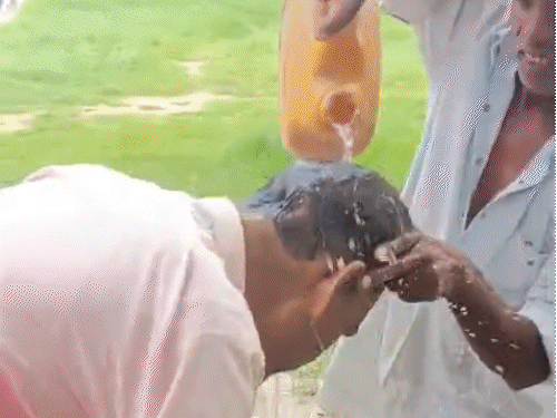 टीचर के नशे में स्कूल पहुंचने की जानकारी मिलने पर स्कूल विकास समिति के अध्यक्ष सहित अन्य लोग मौके पर पहुंचे।