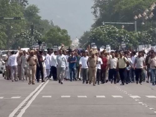 कांग्रेस ने स्कूलों में एंट्री बैन के मुद्दे पर पोद्दार मूक बधिर स्कूल से विधानसभा तक पैदल मार्च निकाला था।
