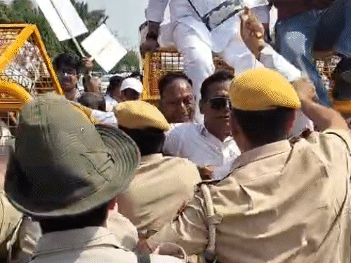 विधानसभा में घुसने की कोशिश कर रहे कांग्रेस विधायकों को पुलिस ने बैरिकेड्स लगाकर रोका। इस दौरान कुछ नेता बैरिकेड्स पर चढ़ गए थे।