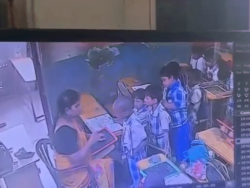 अगले कुछ सेकंड में प्रणय एकदम शांत हो जाता है और टीचर के ऊपर ही बेसुध होकर गिर पड़ता है।