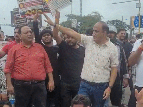 कार्रवाई के विरोध में मंगलवार को सड़क पर उतर चुके व्यापारी।