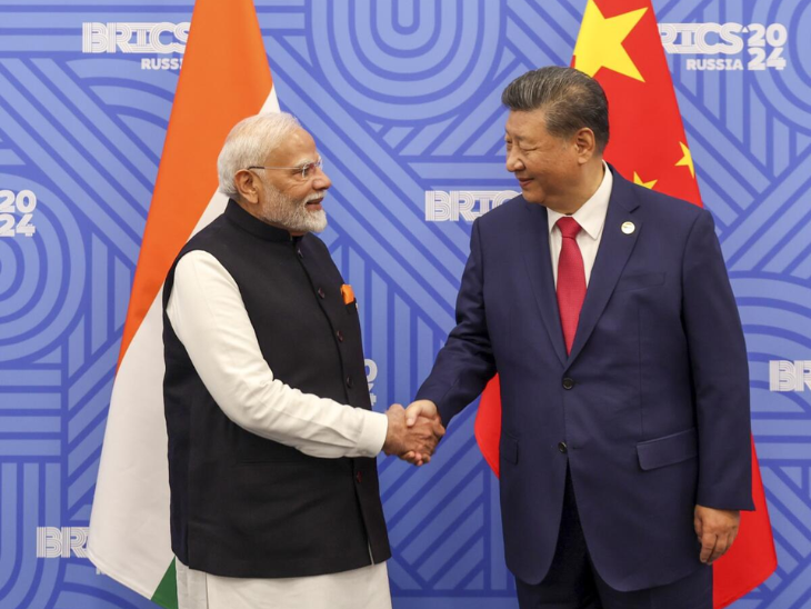 तस्वीर प्रधानमंत्री मोदी और चीनी राष्ट्रपति शी जिनपिंग के बीच 2024 में रूस के कजान में हुई मुलाकात की है। दोनों नेता BRICS समिट में शामिल होने पहुंचे थे। - Dainik Bhaskar