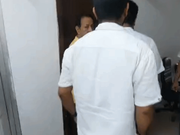 घटना के बाद कई अधिकारी मौके पर पहुंचे।