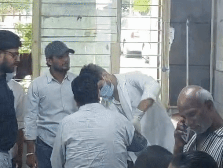 वारदात के बाद एक्साइज विभाग के अधिकारी अस्पताल में जांच करवाने के लिए पहुंचे।