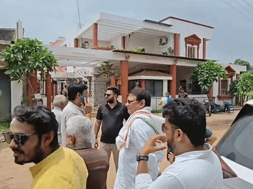 धमतरी में रामगोपाल अग्रवाल के घर दबिश के बाद बाहर कांग्रेस नेता जुटे।