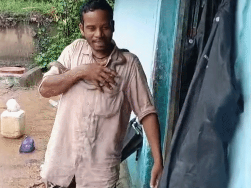 नशे में ग्रामीण सांप को पकड़कर डांस करता रहा।