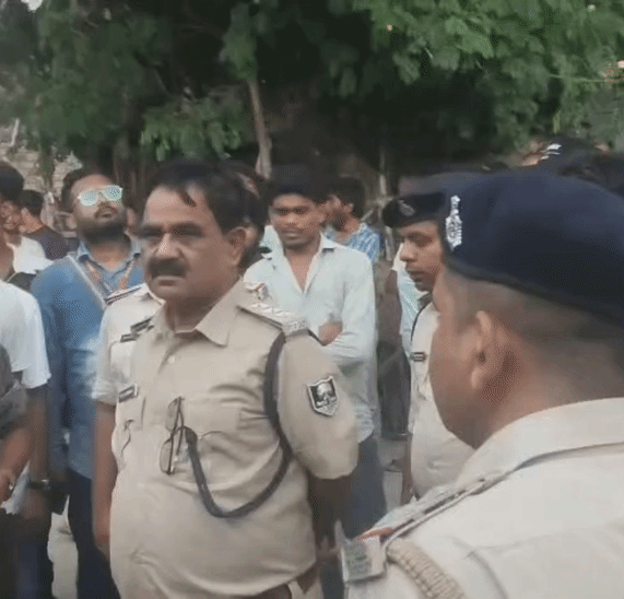 मंगलवार को जांच के लिए पुलिस मोनू के घर पहुंची थी।