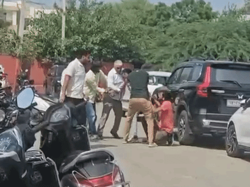 एक आरोपी राकेश को विनोद पानू के साथियों ने पकड़ लिया, जिसकी जमकर पिटाई भी की गई।