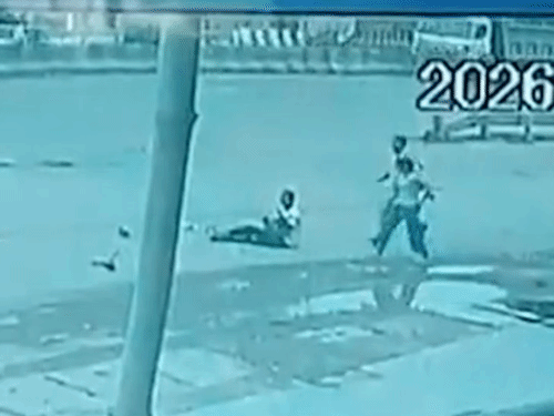 मौके पर पहुंचे लोगों ने घायलों को अस्पताल पहुंचाया।