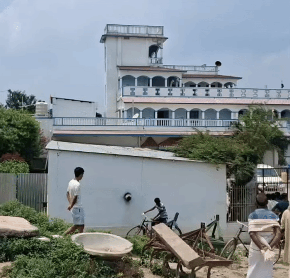बेगूसराय के परोरा गांव में तीन मंजिला आलिशान मकान।