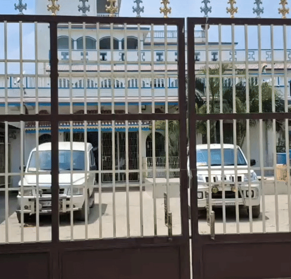 घर में लगी गाड़ियां, मेन गेट हमेशा बंद रहता।