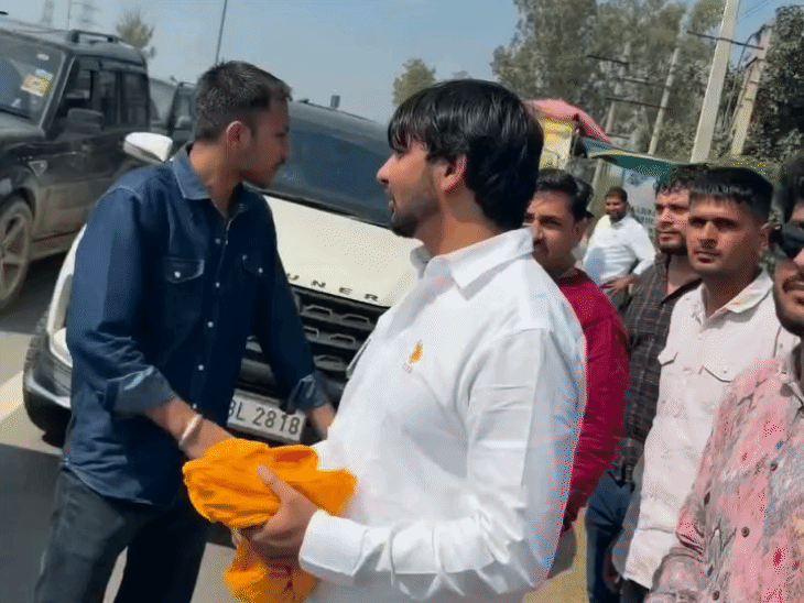 इसके बाद सभी लग्जरी गाड़ियों से हिसार कोर्ट पहुंचे थे।