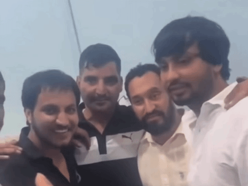 गैंगस्टर विनोद उर्फ पानू की हत्या से पहले इंस्टाग्राम पर यह वीडियो डाला गया था, जिसमें सभी फोटो खींचवाते नजर आ रहे हैं। बताया जा रहा है कि जानलेवा हमले में कोर्ट का फैसला आने से पहले सभी खुश थे।