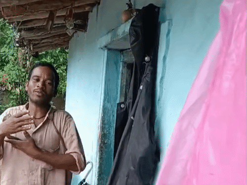 कोबरा ने ग्रामीण के गले में डसा।