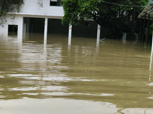 विधायक के घर की दूसरी मंजिल तक पानी पहुंचने लगा है।