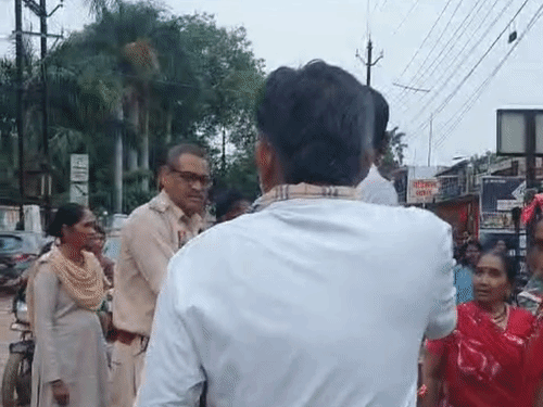 परिवार वालों ने पुलिस पर लापरवाही के आरोप लगाए हैं।