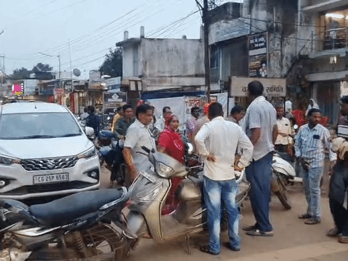 घटना से नाराज लोगों ने कुछ देर के लिए चक्काजाम कर दिया।