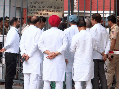 कांग्रेस नेता चुनाव आयोग के ऑफिस पहुंचे तो वहां पर ताला लटका हुआ मिला।