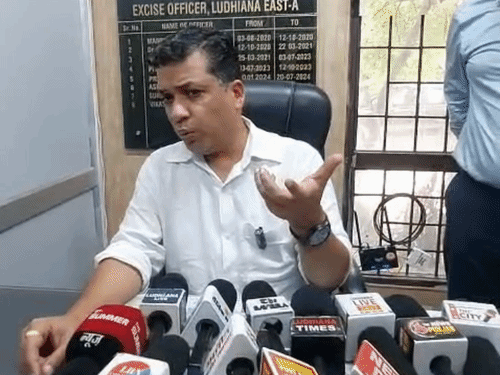 एडिश्नल कमिश्नर एक्साइज अमित गोयल जानकारी देते हुए। - Dainik Bhaskar