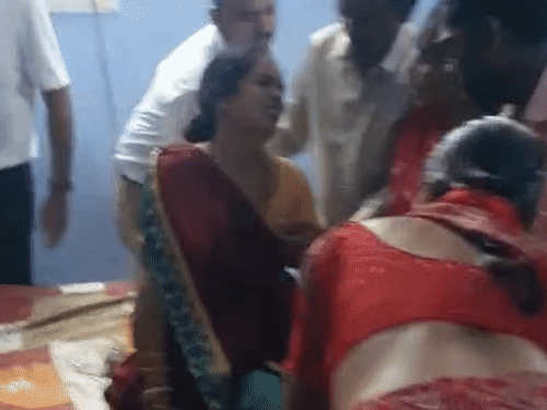 पुलिस दोबारा पहुंची तो महिला जिंदा मिली।