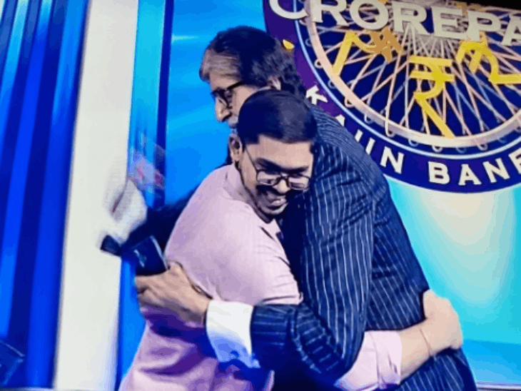 KBC के सेट पर योगेश ने अमिताभ बच्चन से गले लगकर मुलाकात की और सेल्फी ली। (फोटो क्रेडिट- सोनी टीवी)
